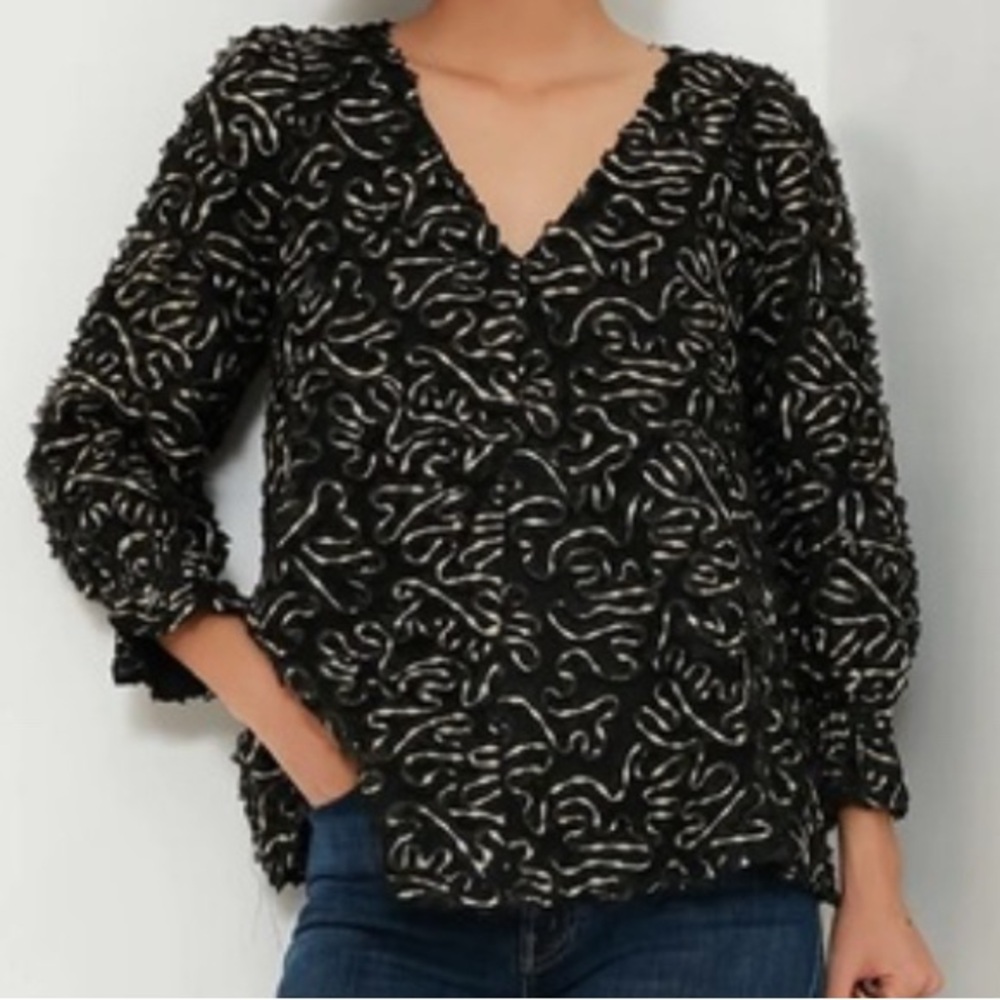 Tuckernuck Nightly organza Easton v neck blouse Ladies size medium Black gold